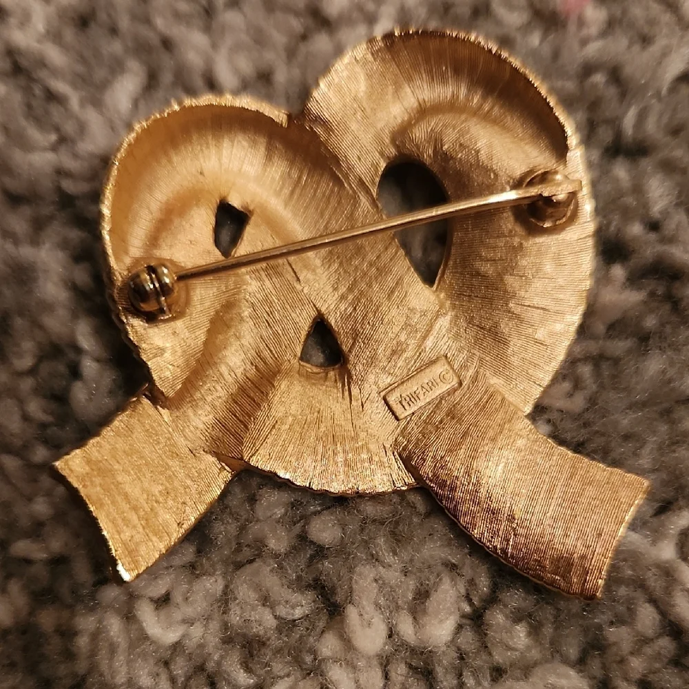 Elegant‎ Gold Knot Brooch